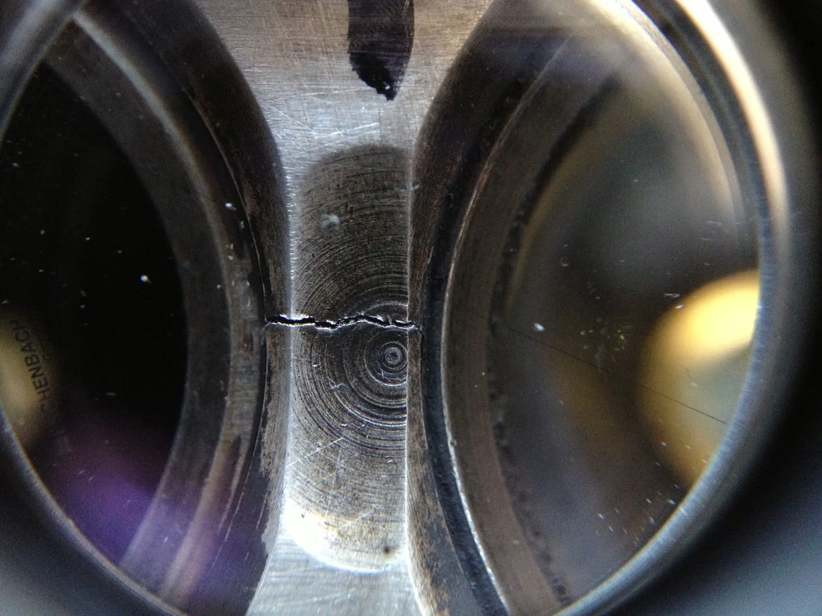Haarriss in einem Motorblock zwischen zwei Zylindern