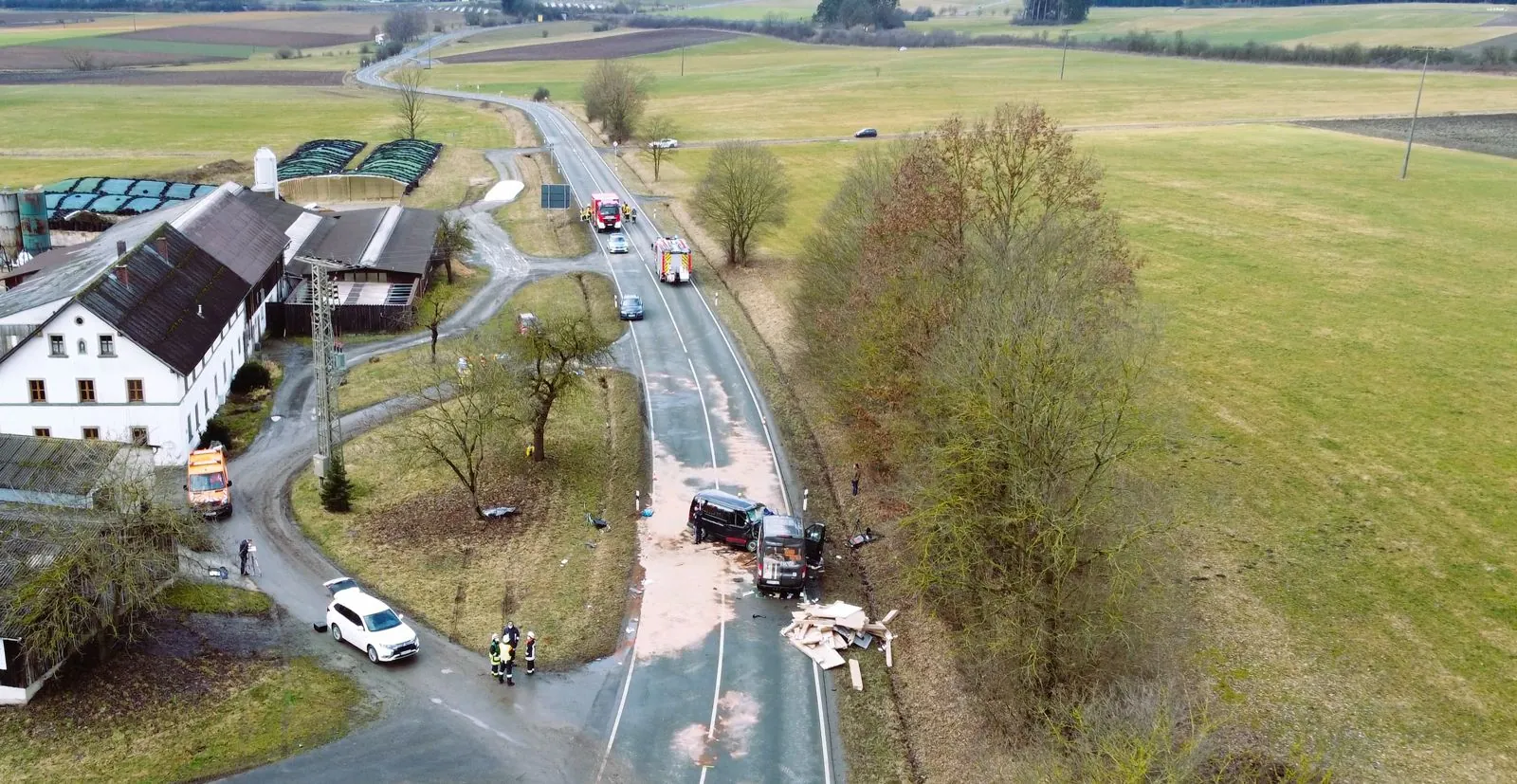Luftbild einer Unfallstelle an einer Landstraße