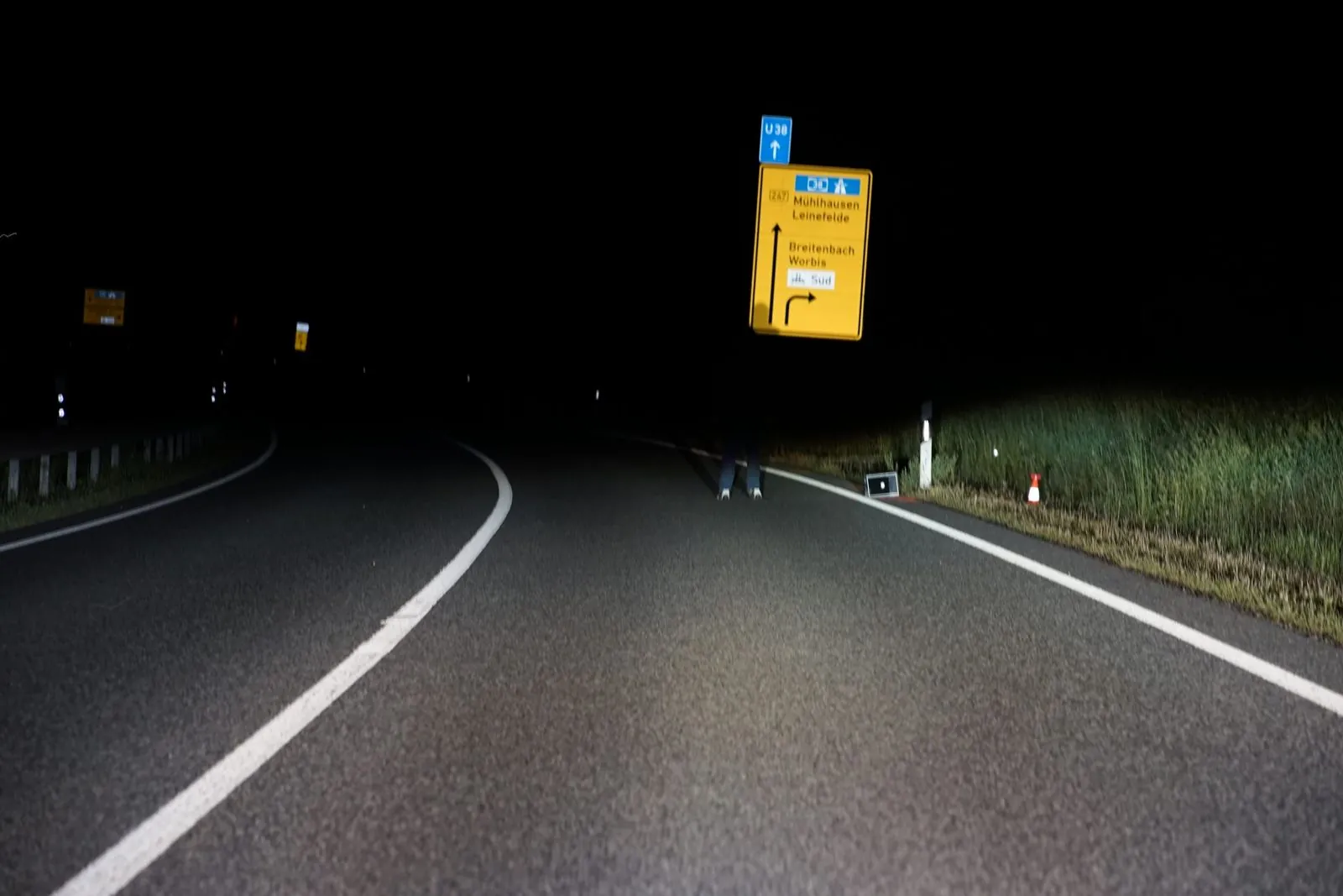 Landstraße bei Nacht
