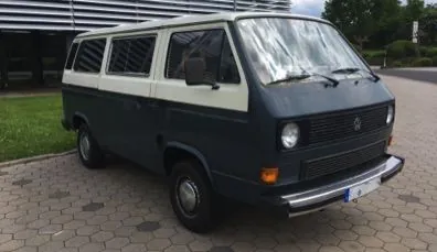 VW-Bus T3 auf einem gepflasterten Platz