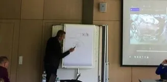 Dirk Schrievers bei einem Vortrag am Flipchart